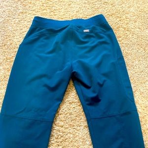 Medium Women’s figs kade cargo scrub pants